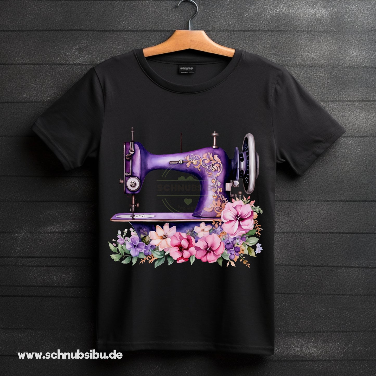 schnubsibu- Produktfoto_-_Mockup-Buegelbild-s-naehmaschinelila -