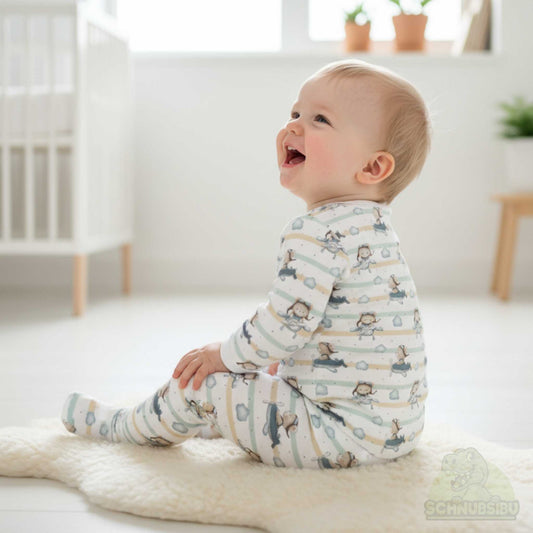 Jersey Stoff „Flieger Teddy“ – Teddy im Flugzeug auf Streifenstoff | Schnubsibu OEKO-TEX® Standard 100