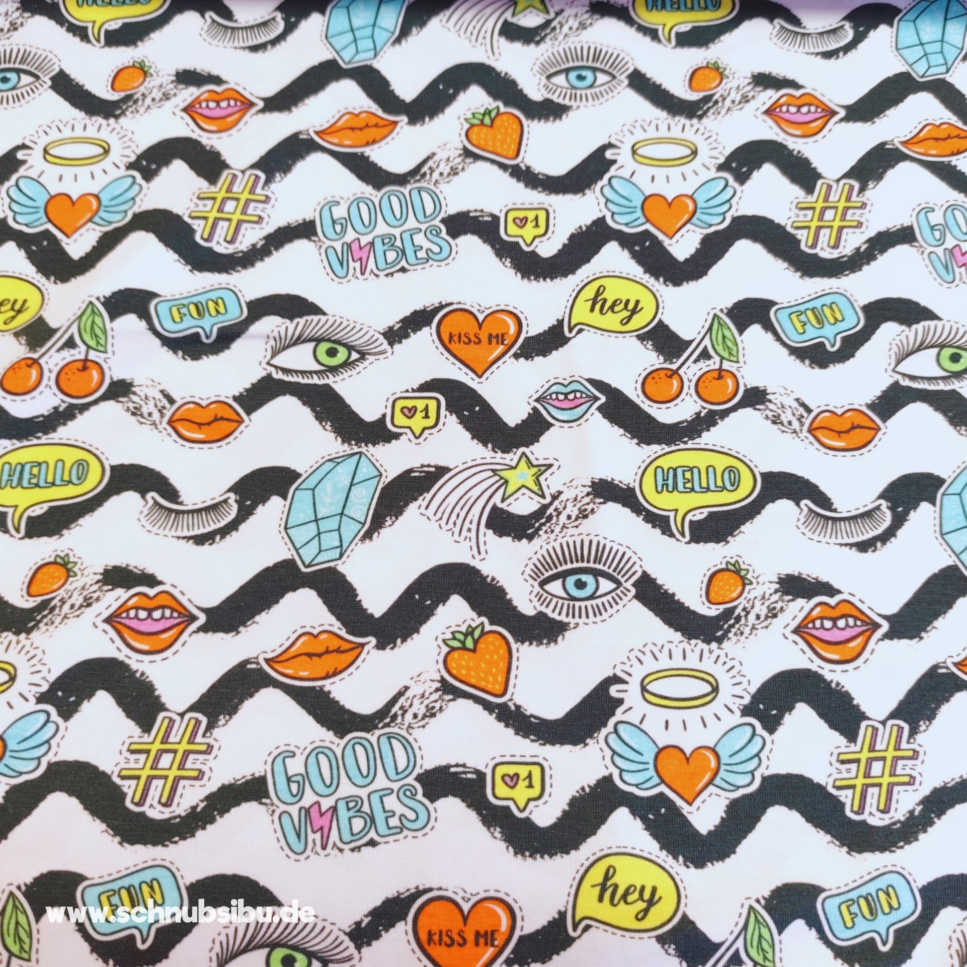 schnubsibu- Produktfoto-goodvibesbuntstoff_3 -