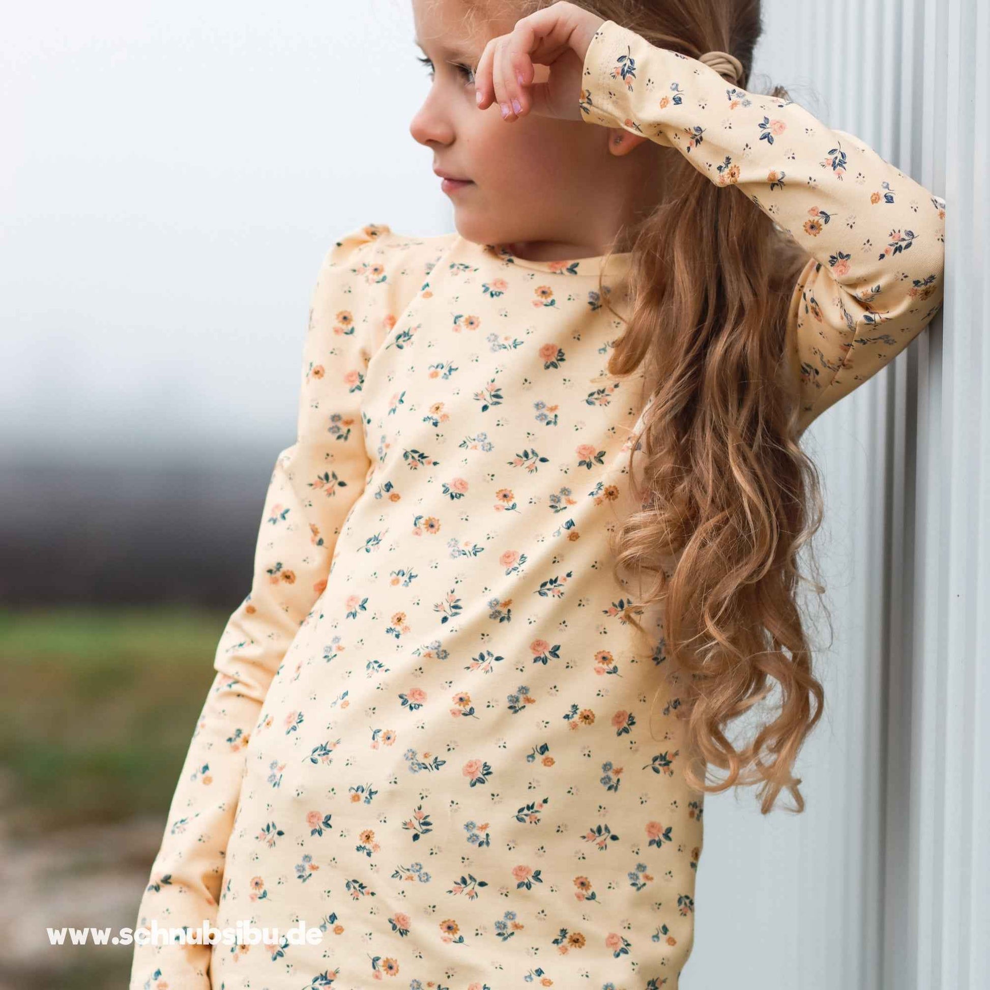 schnubsibu- Produktfoto-sf-flowersandwoodsbeige -