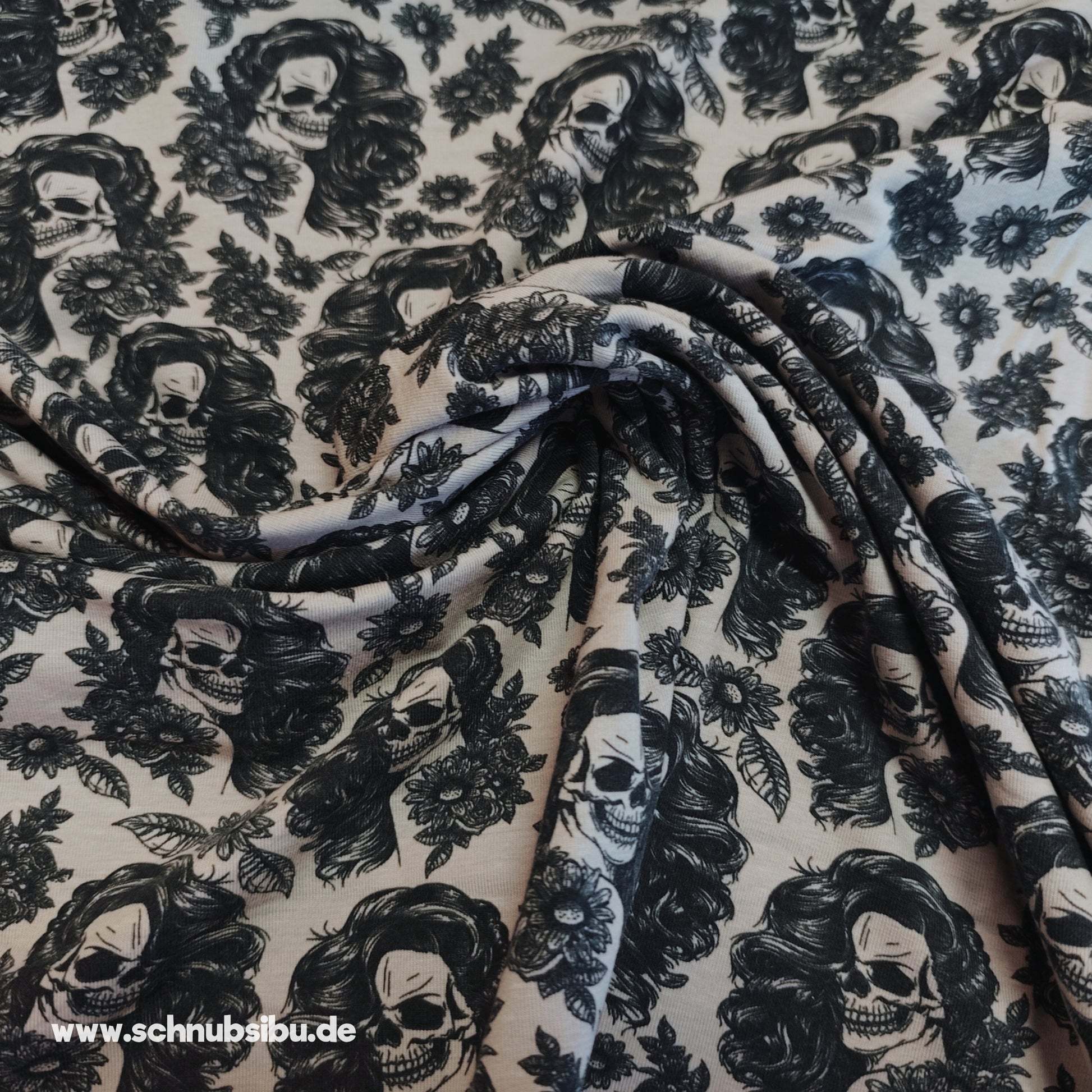 schnubsibu- Produktfoto-skullladyrraustoff_4 -