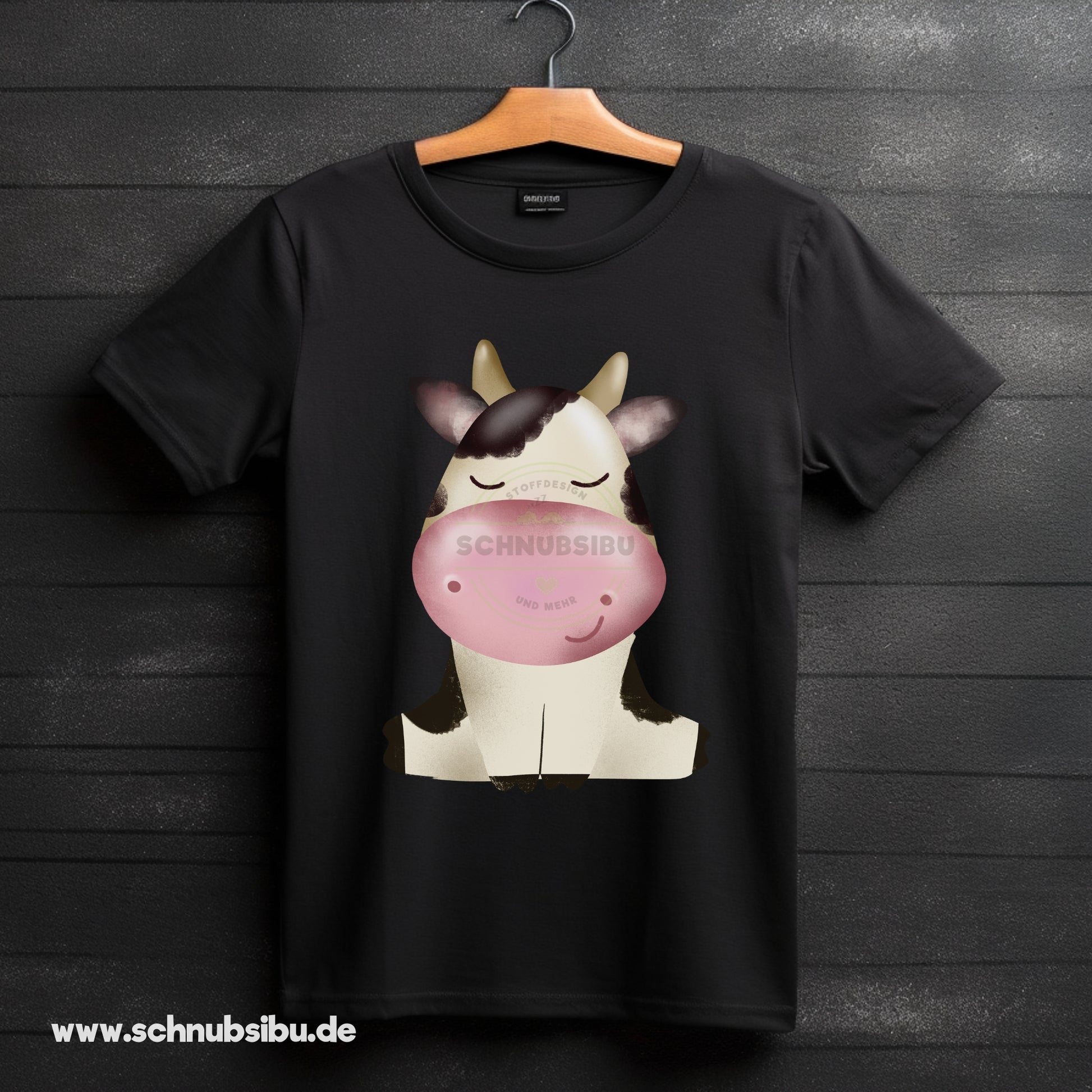 schnubsibu- Produktfoto_-_Mockup-Buegelbild-s-kuhsitzend -