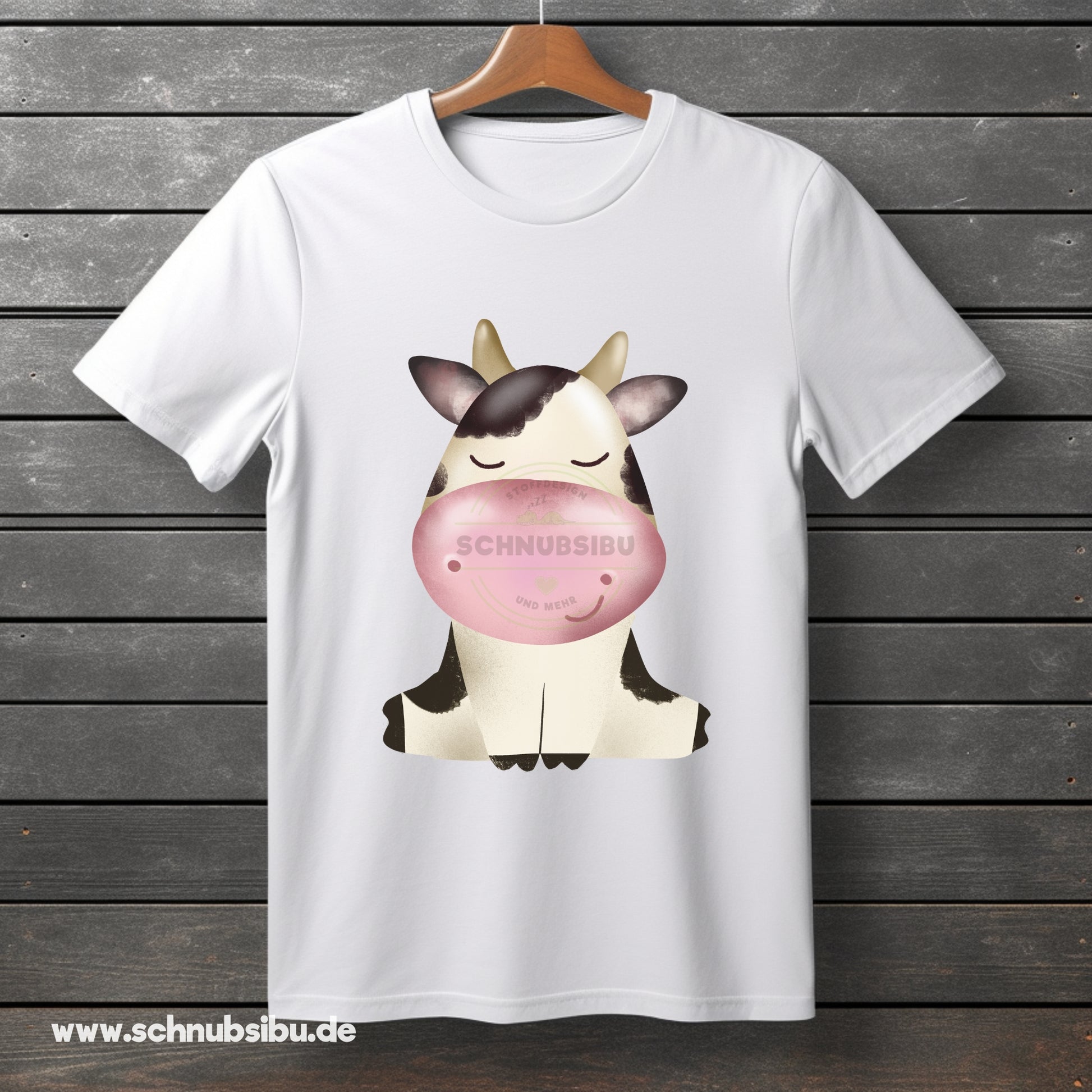 schnubsibu- Produktfoto_-_Mockup-Buegelbild-w-kuhsitzend -