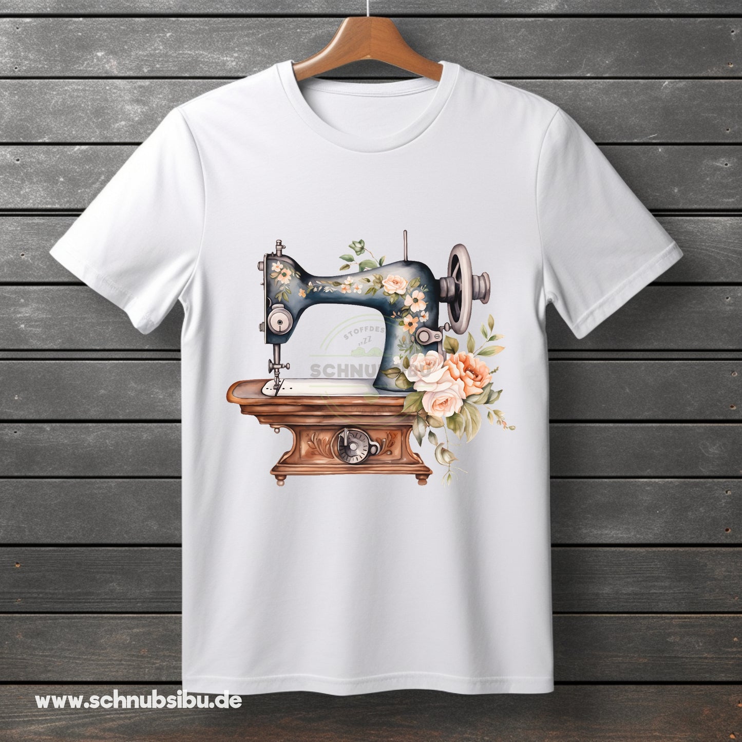 schnubsibu- Produktfoto_-_Mockup-Buegelbild-w-naehmaschineantharzit -