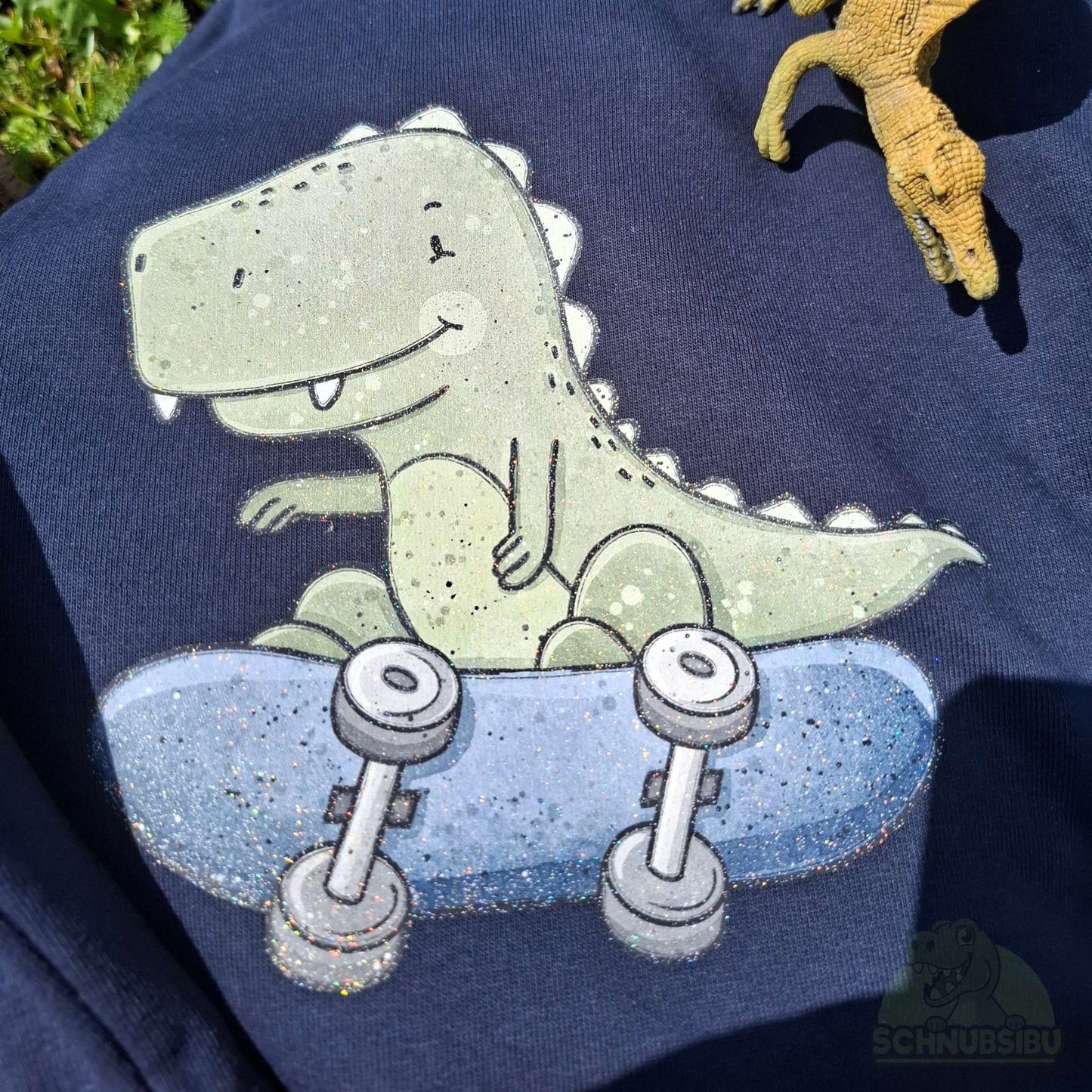 Bügelbild „Skating T-Rex" – cooler Dino auf Skateboard | Schnubsibu
