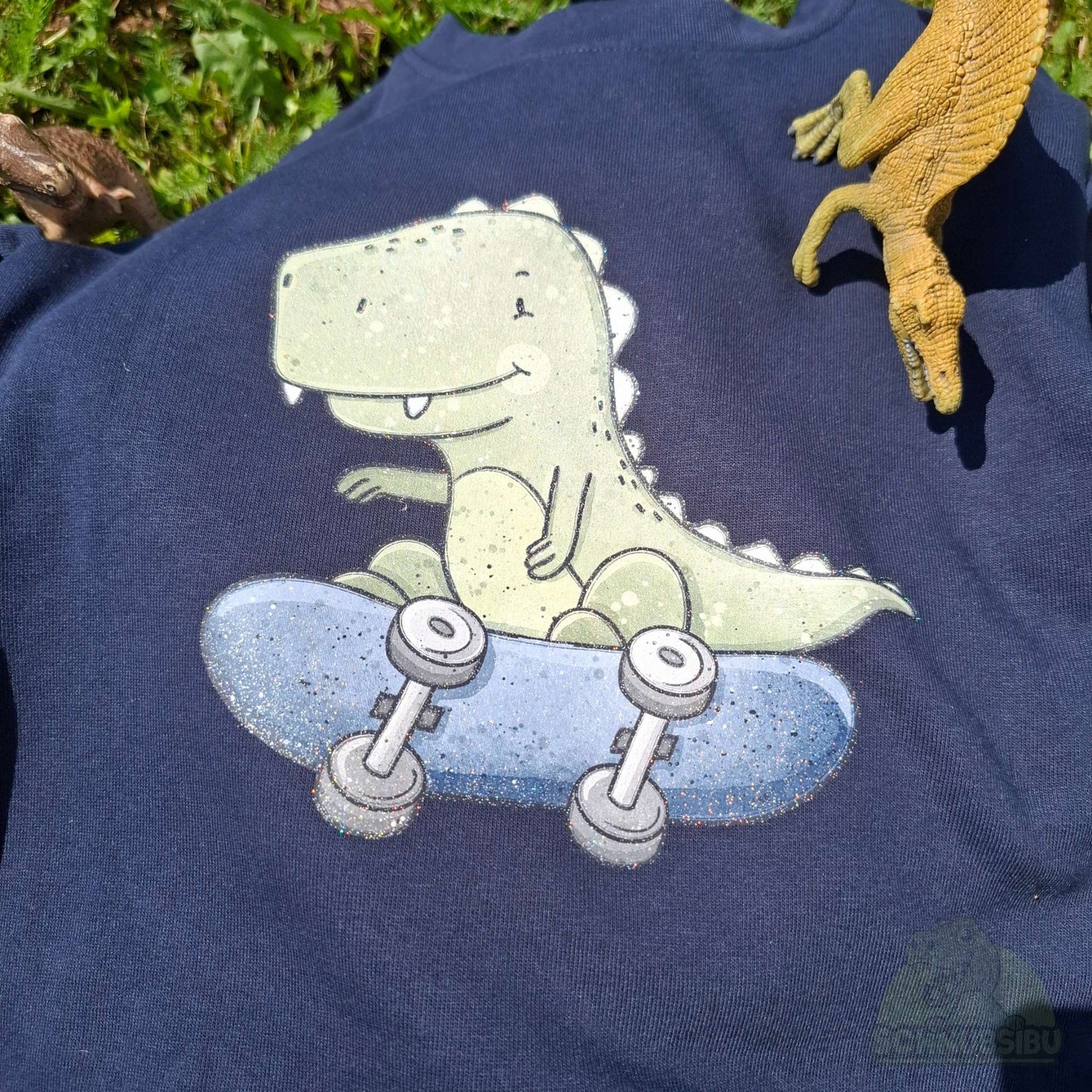 Bügelbild „Skating T-Rex" – cooler Dino auf Skateboard | Schnubsibu