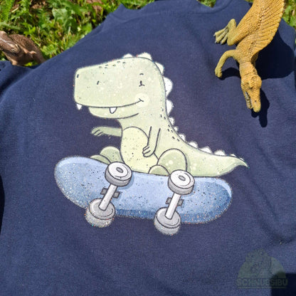 Bügelbild „Skating T-Rex" – cooler Dino auf Skateboard | Schnubsibu
