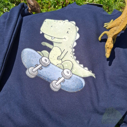Bügelbild „Skating T-Rex" – cooler Dino auf Skateboard | Schnubsibu