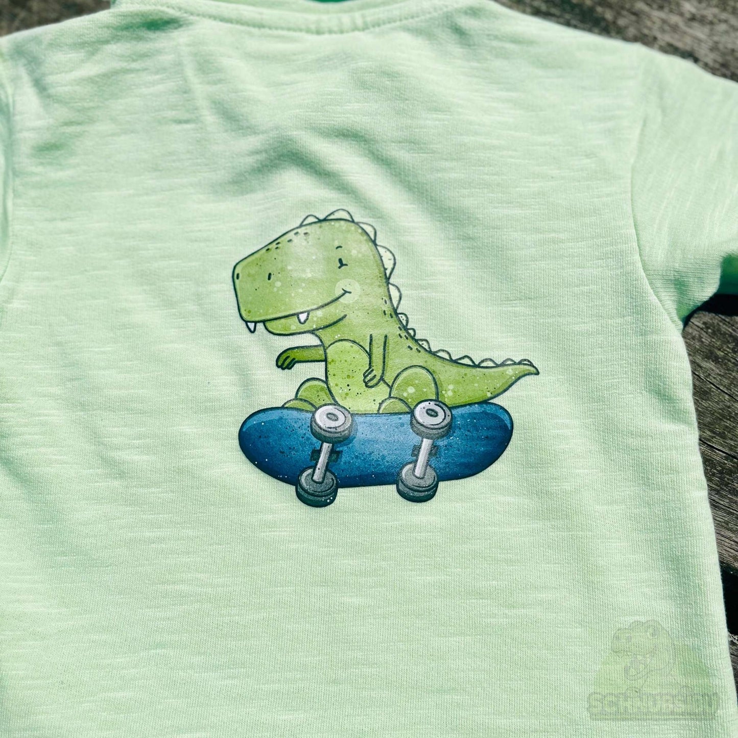 Bügelbild „Skating T-Rex" – cooler Dino auf Skateboard | Schnubsibu