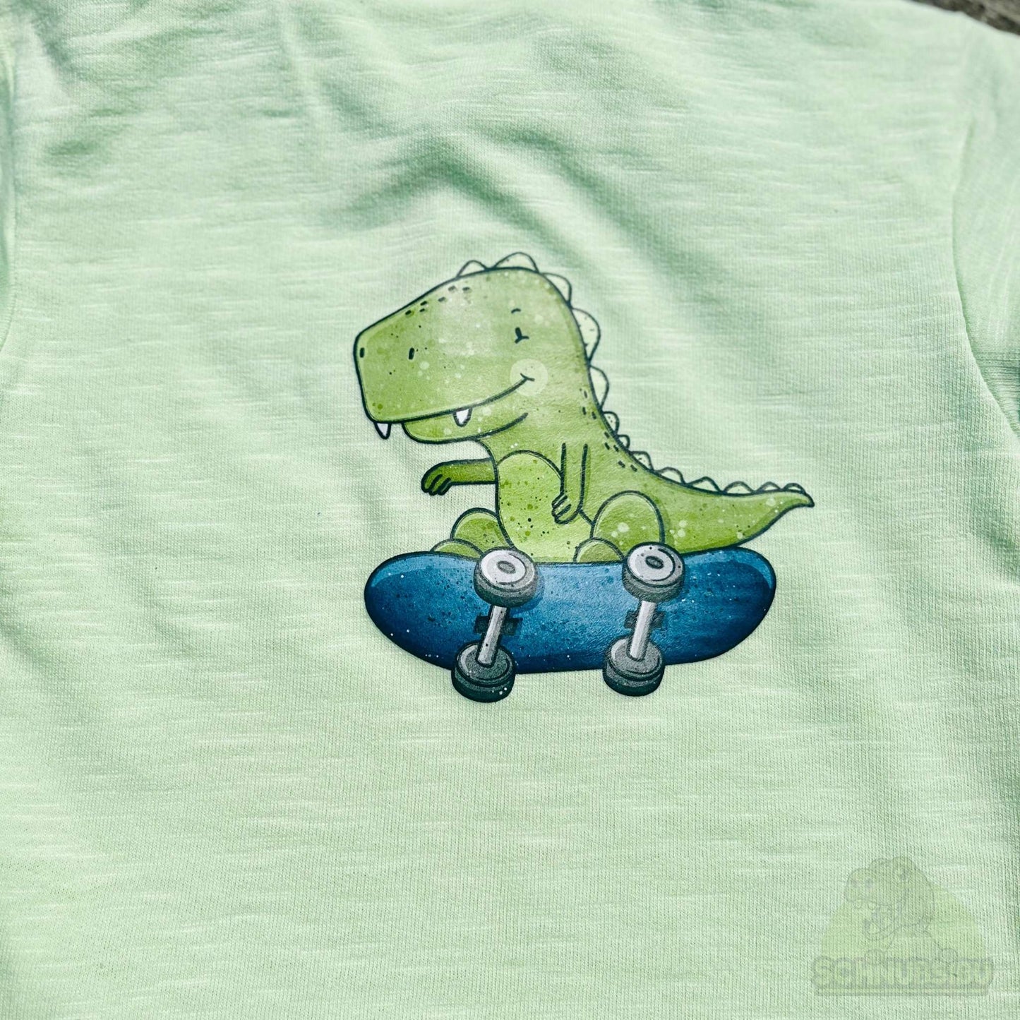 Bügelbild „Skating T-Rex" – cooler Dino auf Skateboard | Schnubsibu
