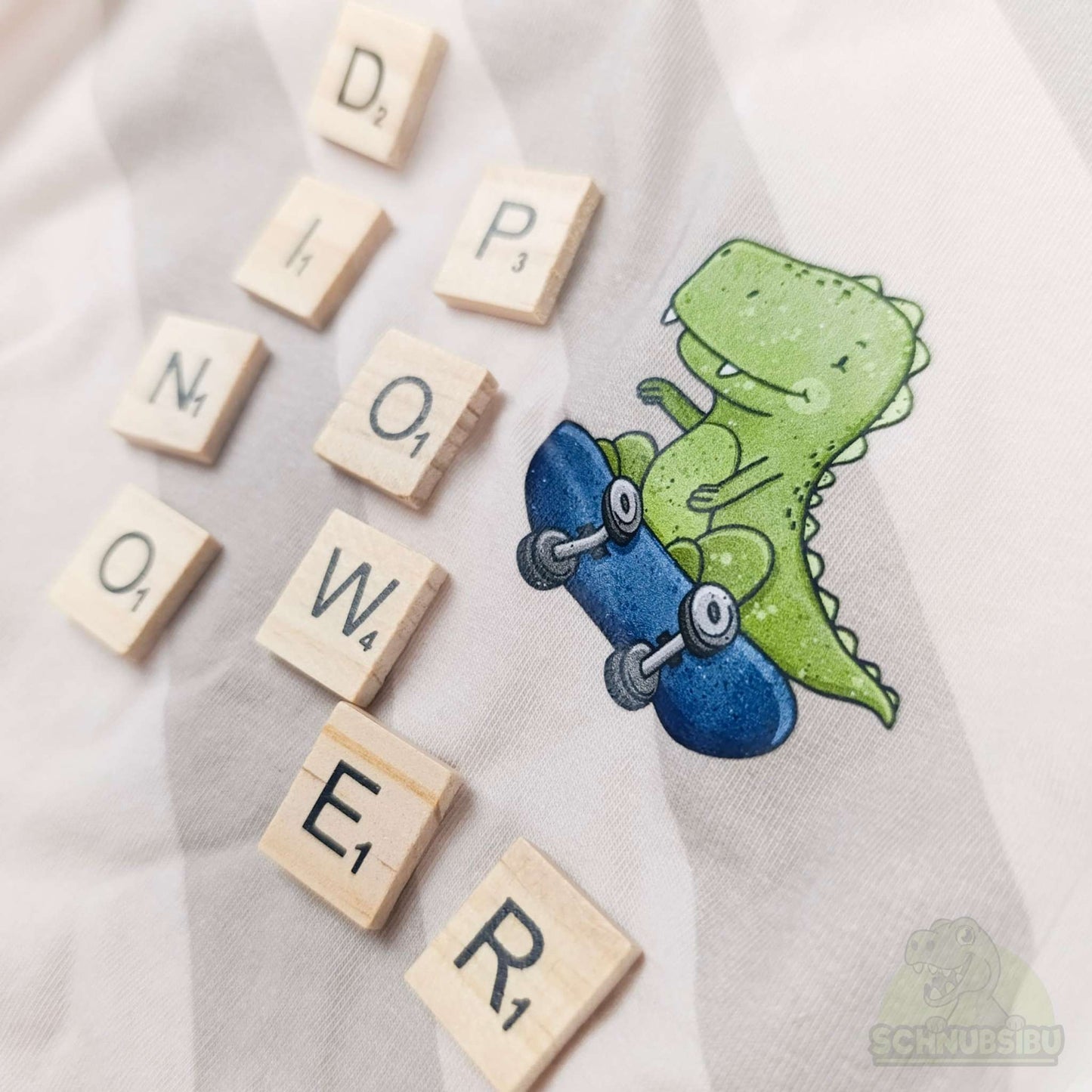 Bügelbild „Skating T-Rex" – cooler Dino auf Skateboard | Schnubsibu