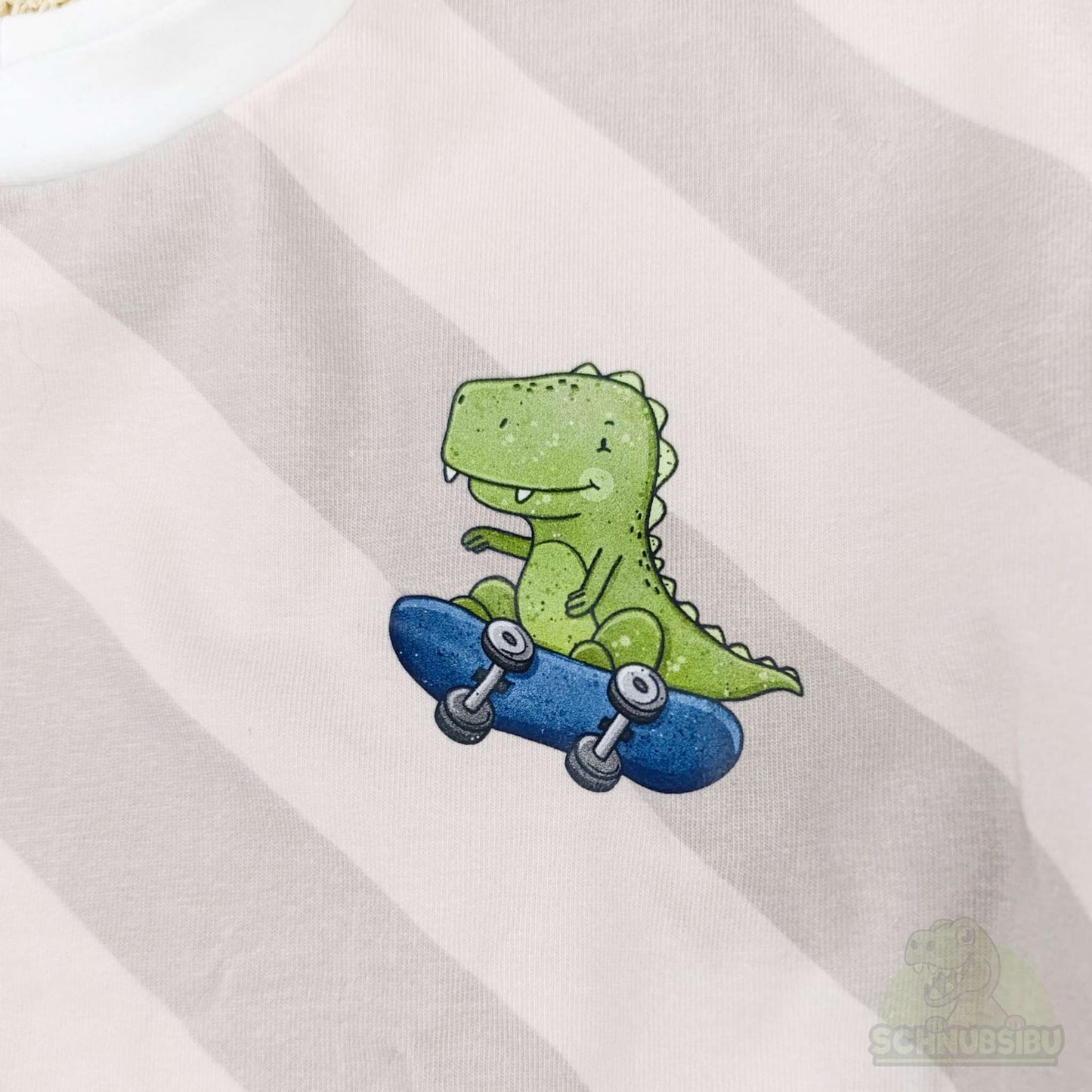 Bügelbild „Skating T-Rex" – cooler Dino auf Skateboard | Schnubsibu