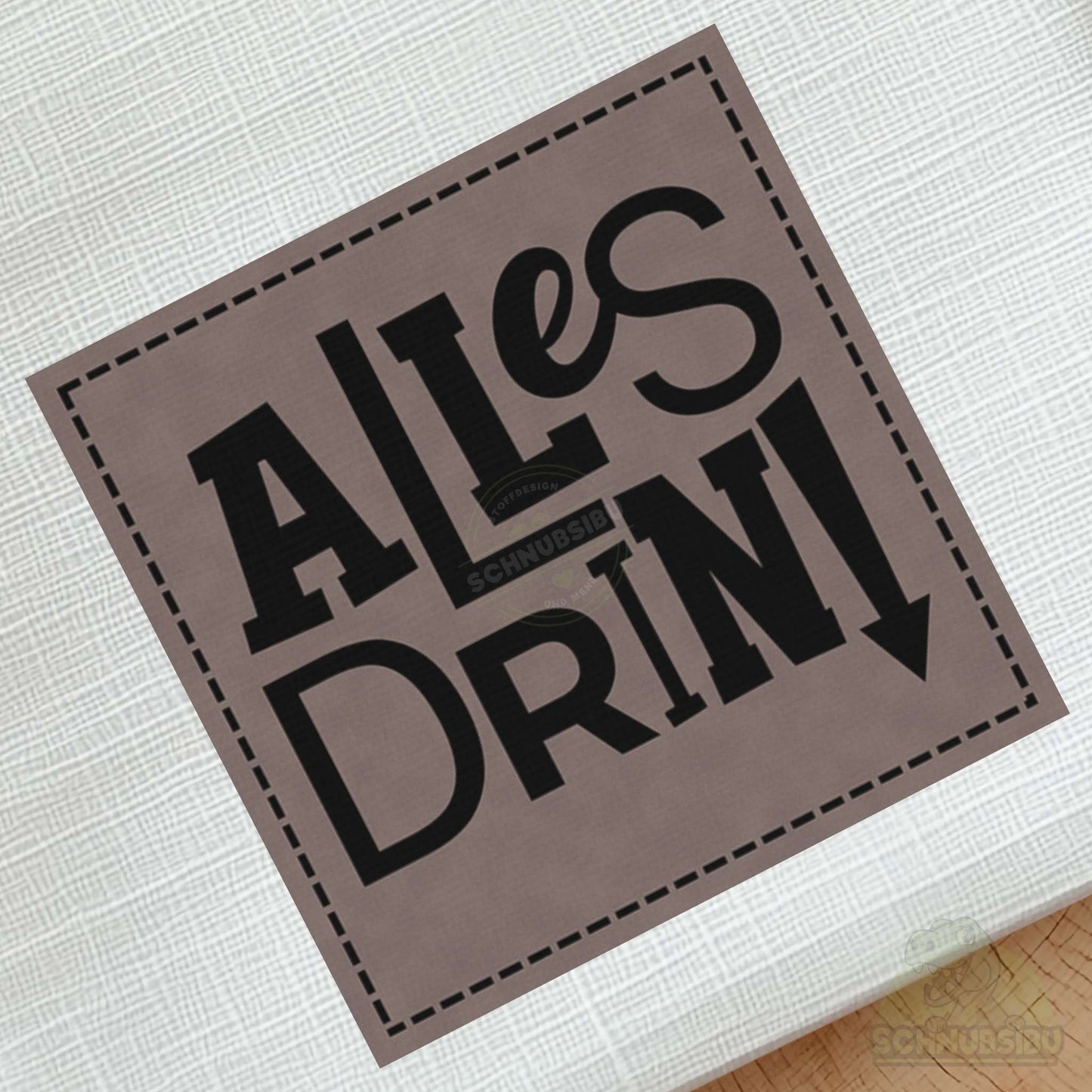 schnubsibu- schnubsibu-produktfoto-buegellabel-aufstoff-allesdrin_5 - braun