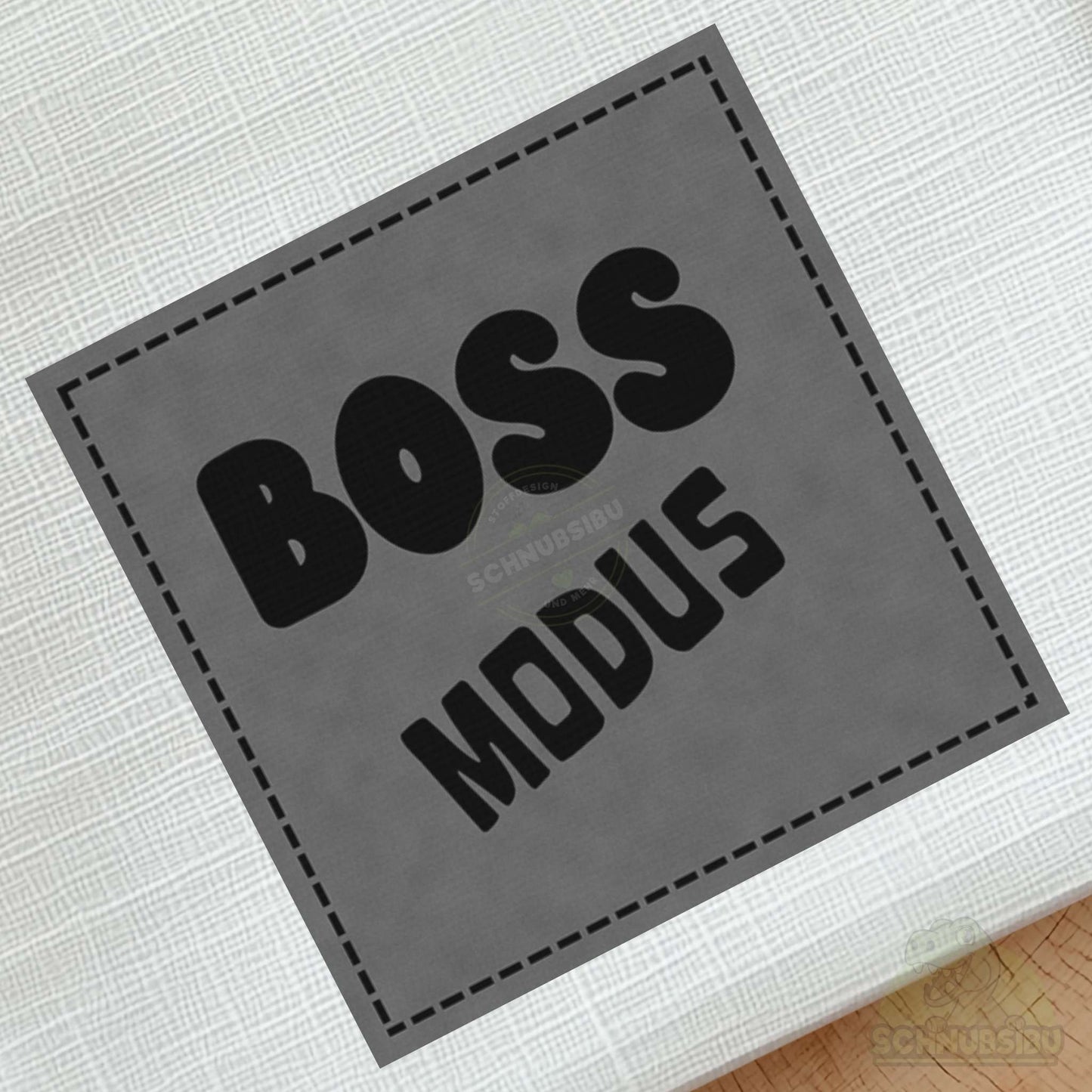 schnubsibu- schnubsibu-produktfoto-buegellabel-aufstoff-bossmodus_4 - grau