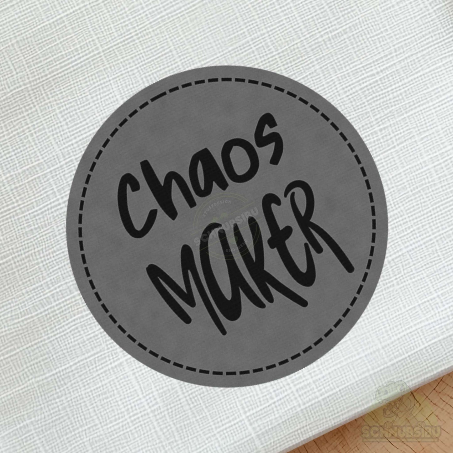 schnubsibu- schnubsibu-produktfoto-buegellabel-aufstoff-chaosmaker_4 - grau