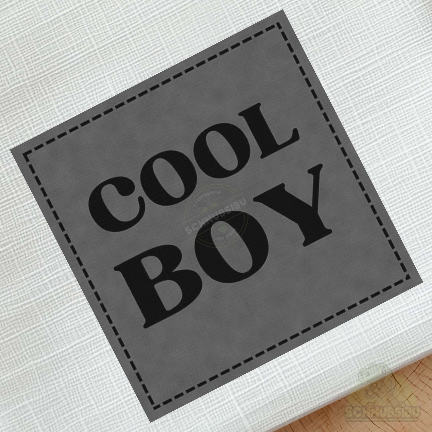 schnubsibu- schnubsibu-produktfoto-buegellabel-aufstoff-coolboy_4 - grau