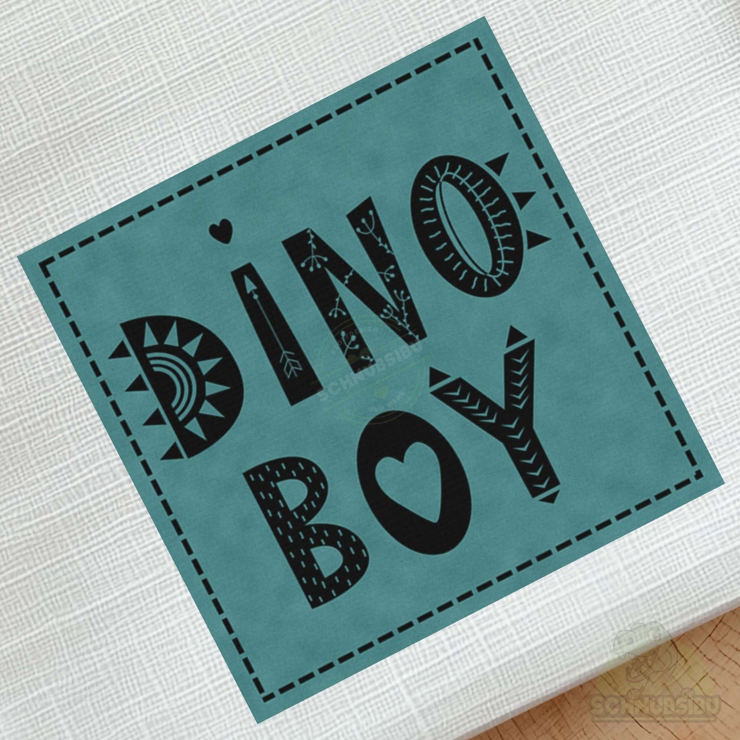schnubsibu- schnubsibu-produktfoto-buegellabel-aufstoff-dinoboy - türkis
