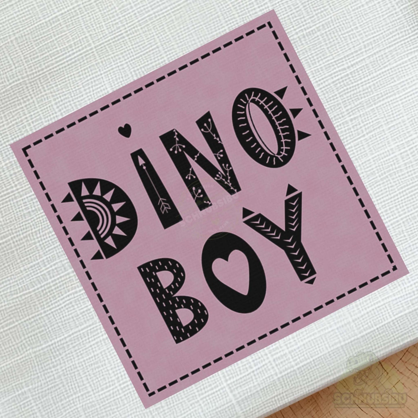 schnubsibu- schnubsibu-produktfoto-buegellabel-aufstoff-dinoboy_3 - rosa