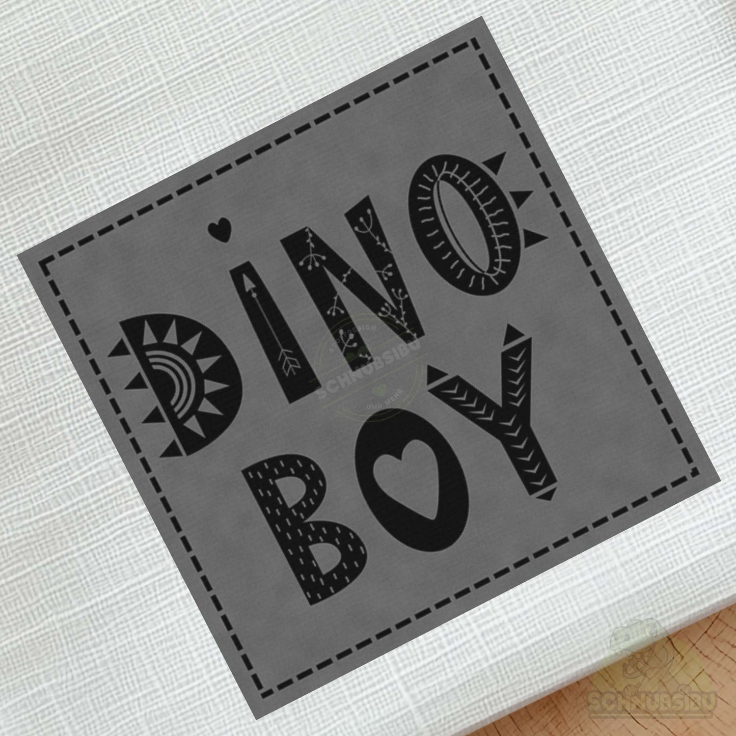 schnubsibu- schnubsibu-produktfoto-buegellabel-aufstoff-dinoboy_4 - grau