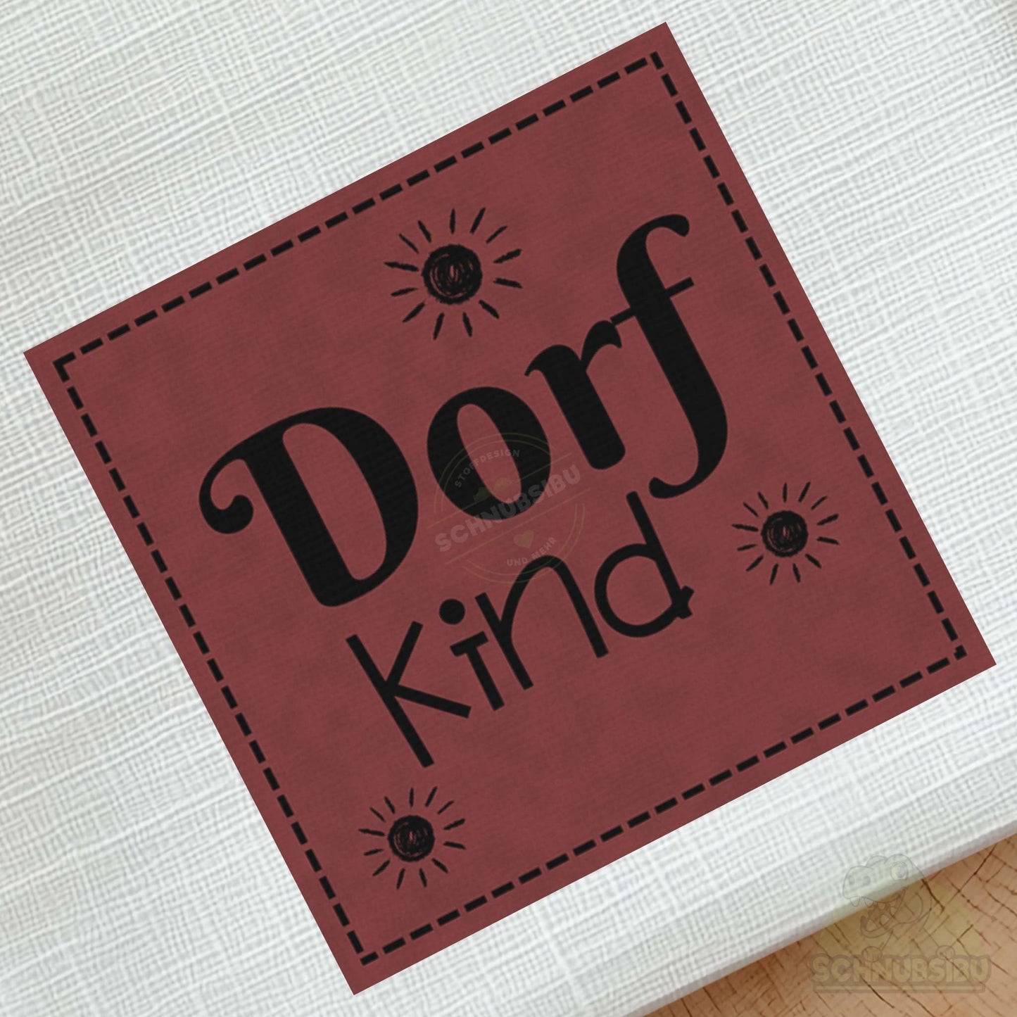 schnubsibu- schnubsibu-produktfoto-buegellabel-aufstoff-dorfkind - rot