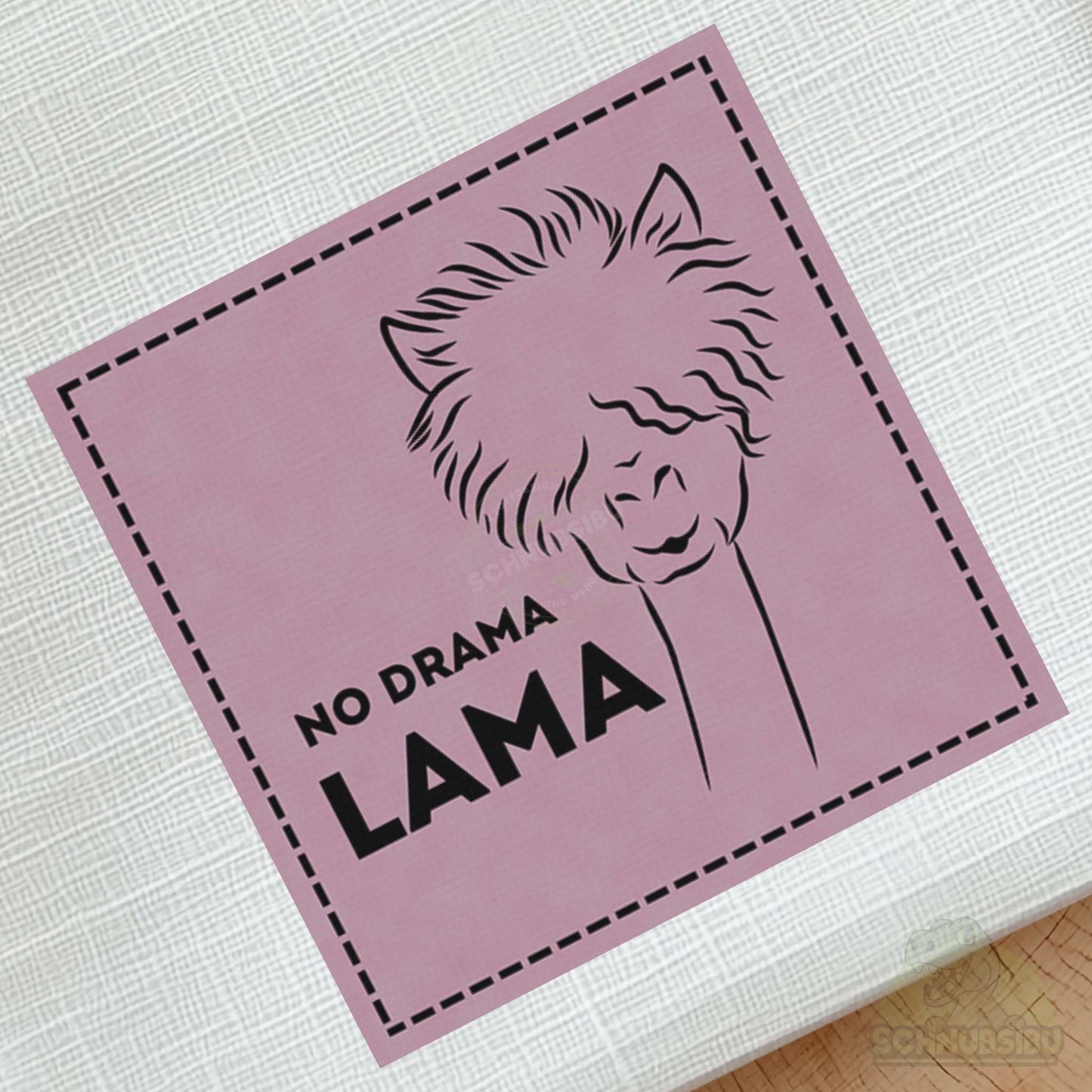 schnubsibu- schnubsibu-produktfoto-buegellabel-aufstoff-dramalama_3 - rosa