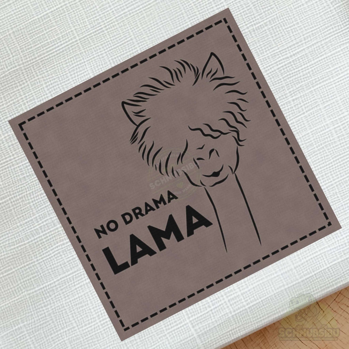 schnubsibu- schnubsibu-produktfoto-buegellabel-aufstoff-dramalama_6 - braun