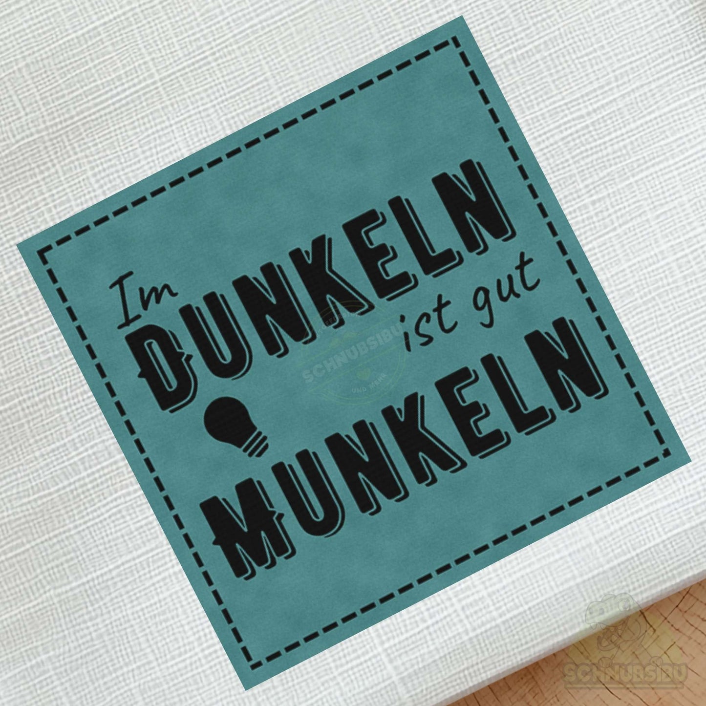 schnubsibu- schnubsibu-produktfoto-buegellabel-aufstoff-dunkelnmunkeln - türkis