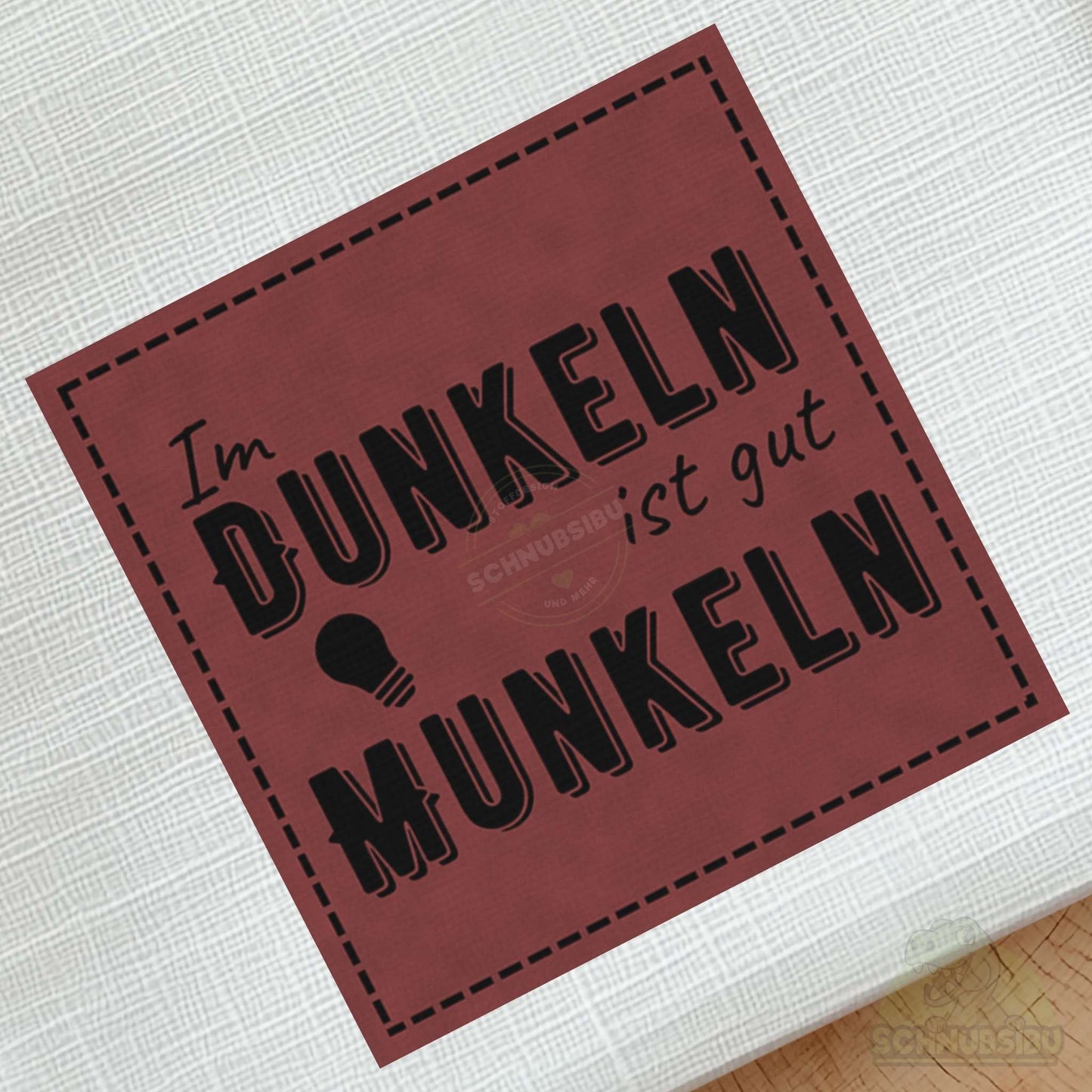 schnubsibu- schnubsibu-produktfoto-buegellabel-aufstoff-dunkelnmunkeln_2 - rot
