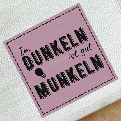 schnubsibu- schnubsibu-produktfoto-buegellabel-aufstoff-dunkelnmunkeln_3 - rosa