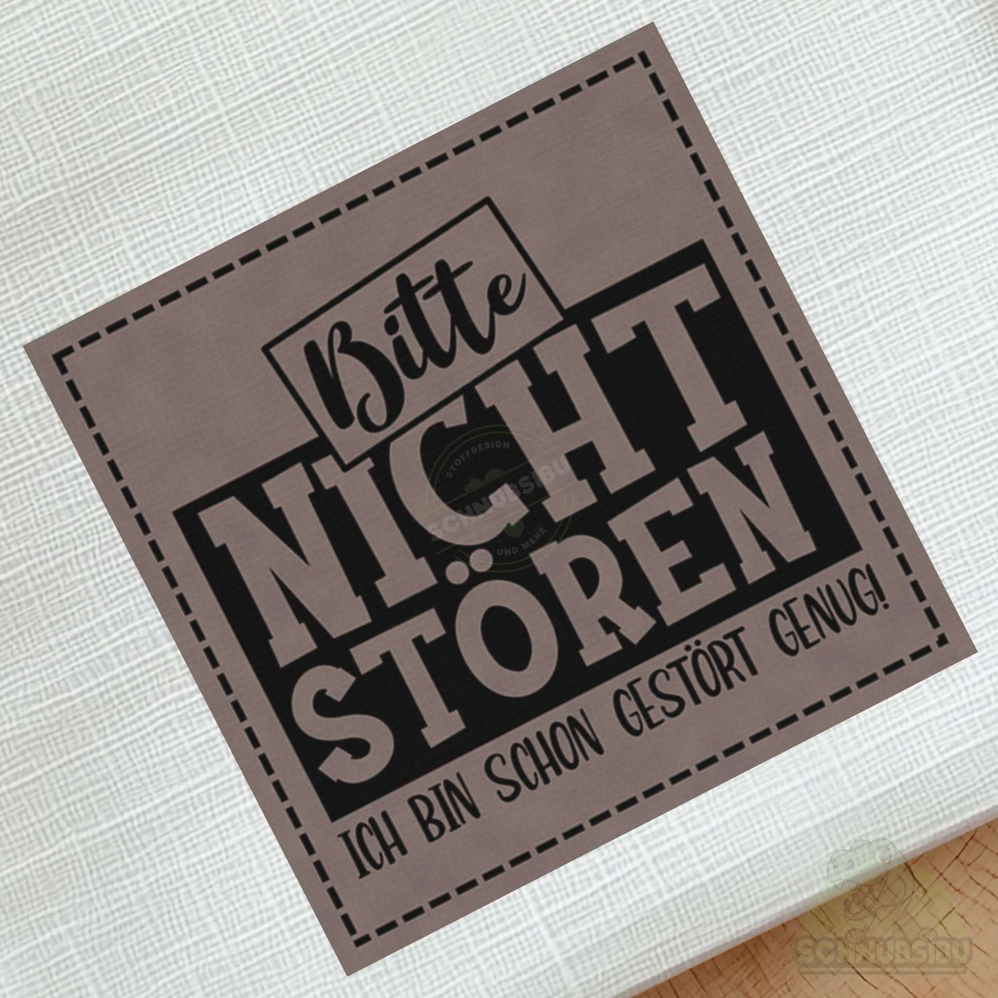 schnubsibu- schnubsibu-produktfoto-buegellabel-aufstoff-nichtstoeren_4 - braun