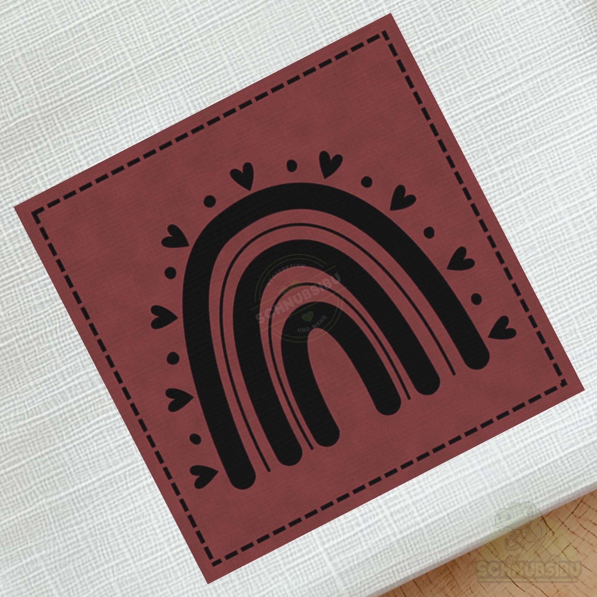 schnubsibu- schnubsibu-produktfoto-buegellabel-aufstoff-regenbogen - rot