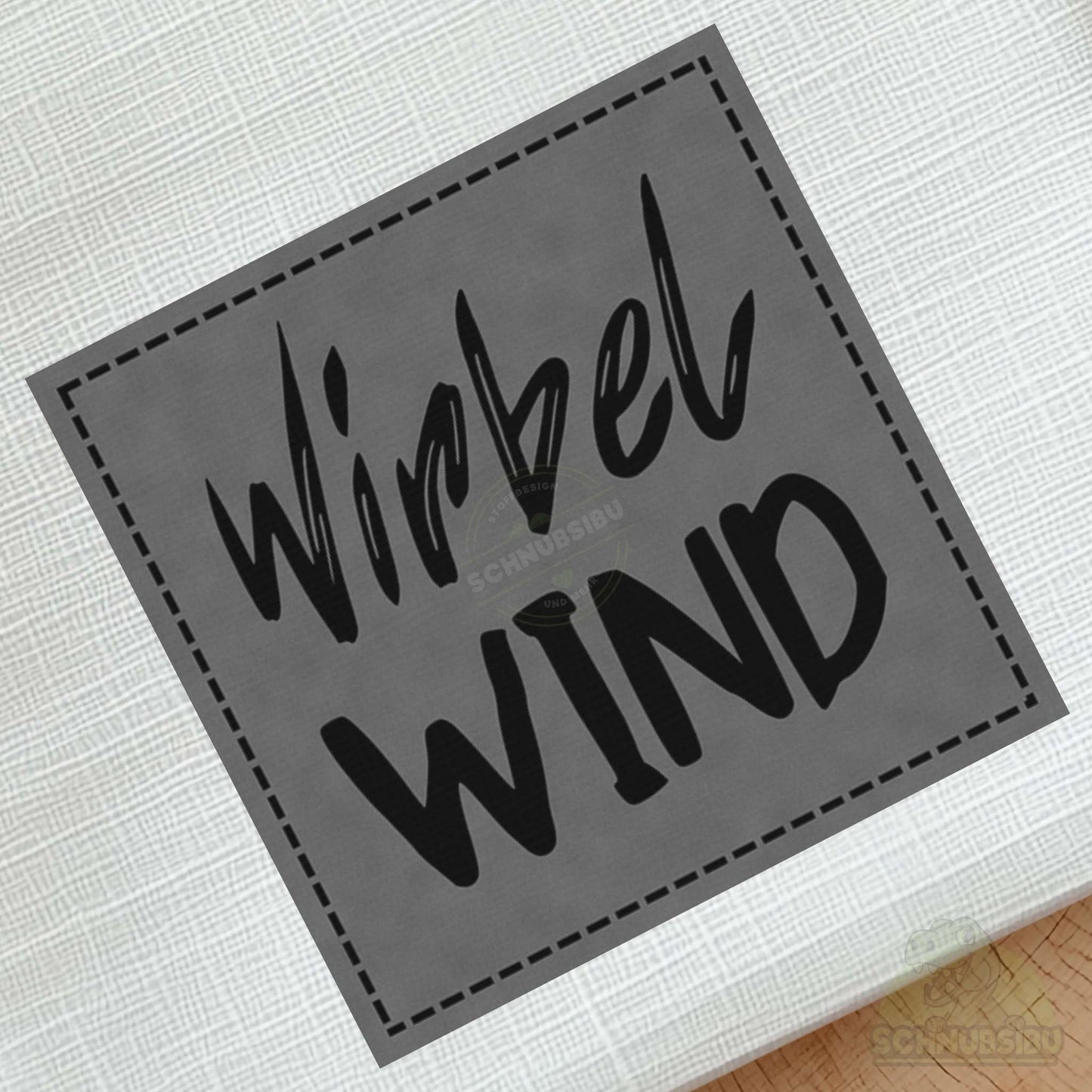 schnubsibu- schnubsibu-produktfoto-buegellabel-aufstoff-wirbelwind_4 - grau