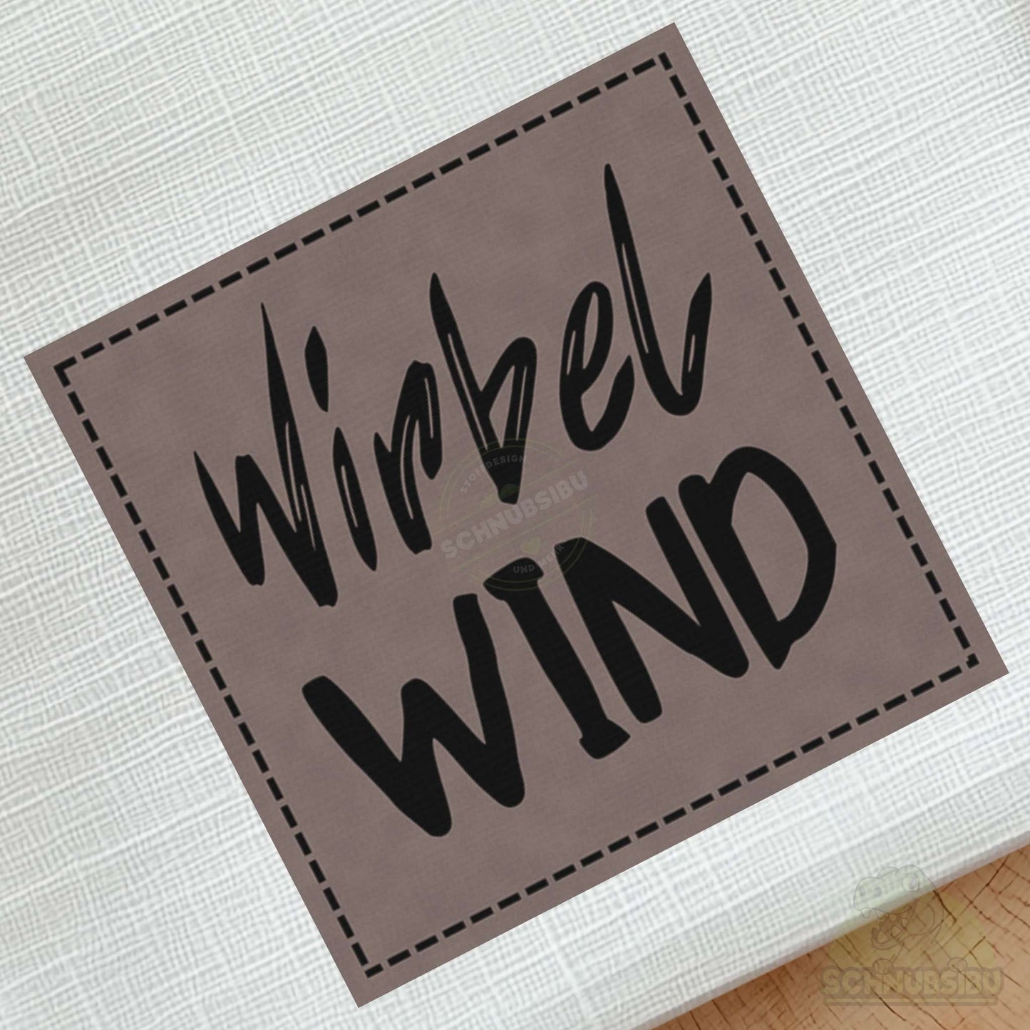 schnubsibu- schnubsibu-produktfoto-buegellabel-aufstoff-wirbelwind_5 - braun